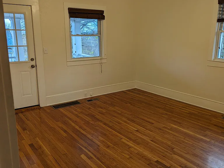 901 W Broadway St — Photo 16