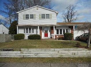 39 Lagoon Pl, East Islip, NY 11730