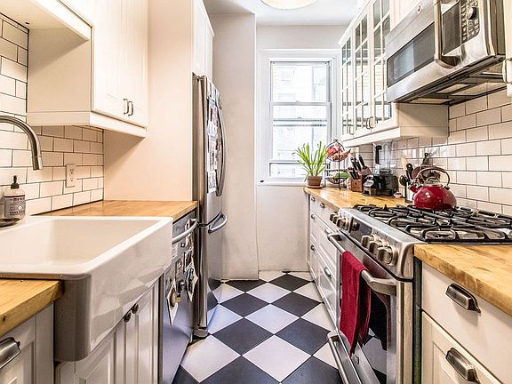 2nd image of 250 W 75th St APT 6A