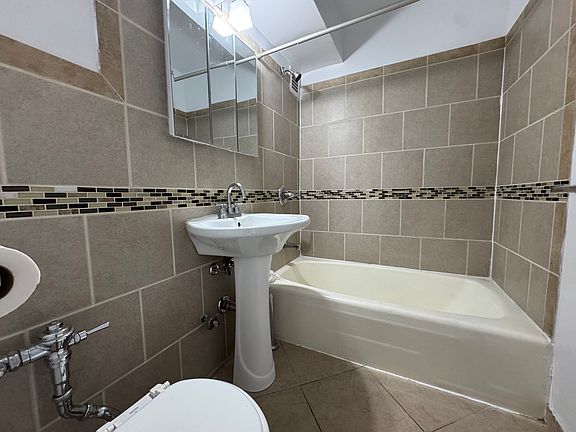 3rd image of 2710 30th Ave APT 5C