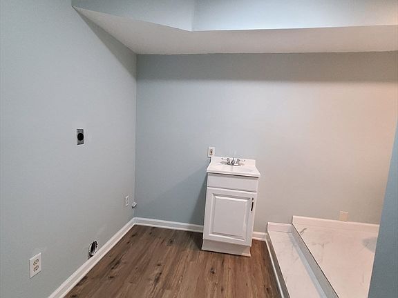 5th image of 386 Farrwood Dr