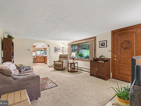 5th image of 406 W Siddonsburg Rd