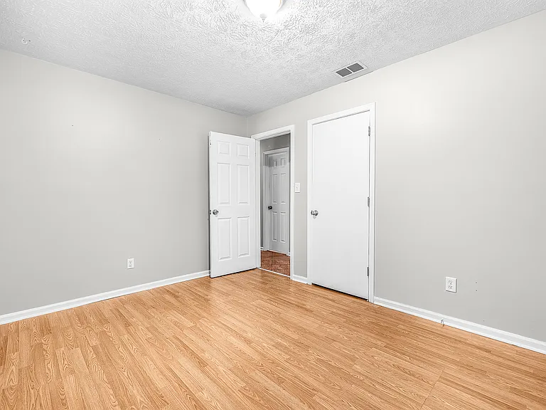 615 W Tietgen St — Photo 15