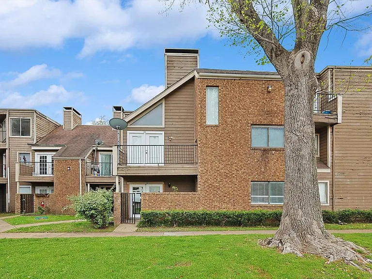9805 Walnut St #C206 — Photo 14