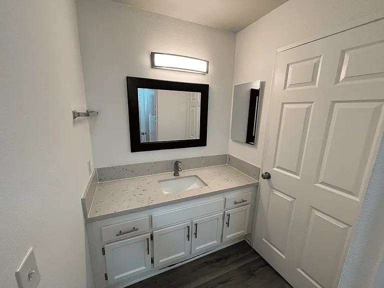 685 Kelton Ave — Photo 15