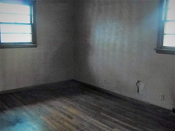 3rd image of 1627 N Iowa St