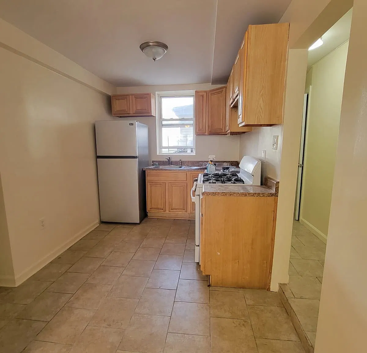 3 bed, 1100 sqft, $3,753 — Photo 3