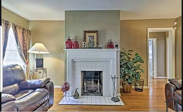 3 bed, 1100 sqft, $1,900 — Photo 2