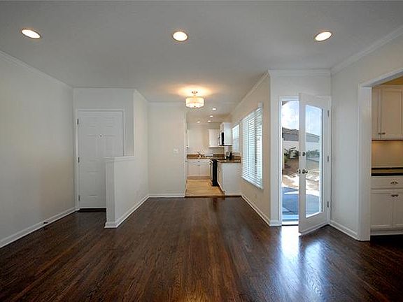 4th image of 12947 Moorpark St