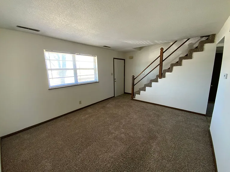560 N East Park Ln — Photo 37
