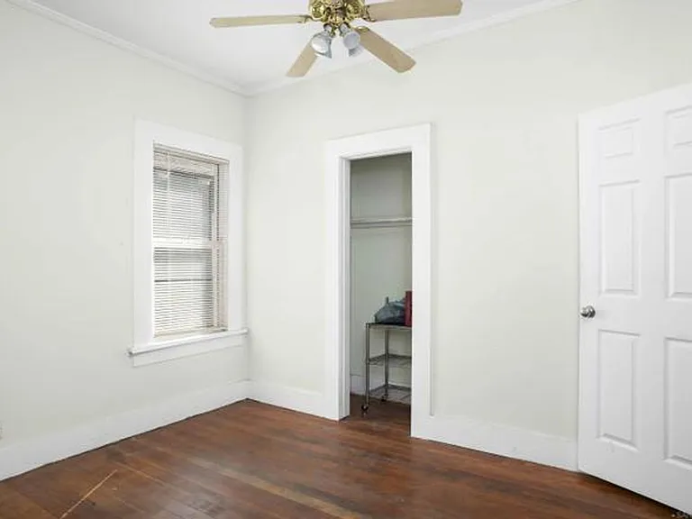 2438 Commercial St — Photo 8