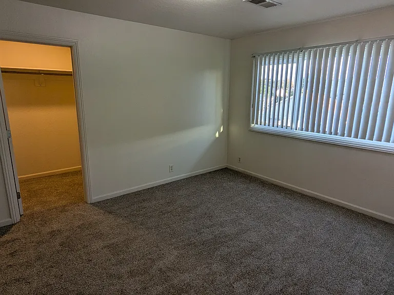 22335 Meekland Ave #UPSTAIRS — Photo 9