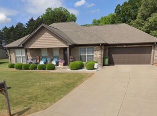110 Windsor Dr, Muscle Shoals, AL 35661