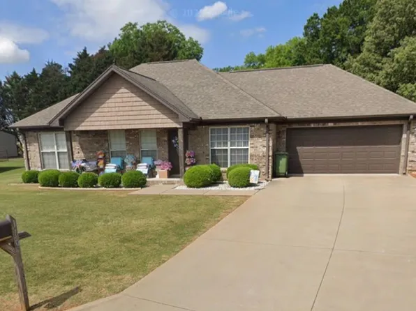 110 Windsor Dr, Muscle Shoals, AL 35661