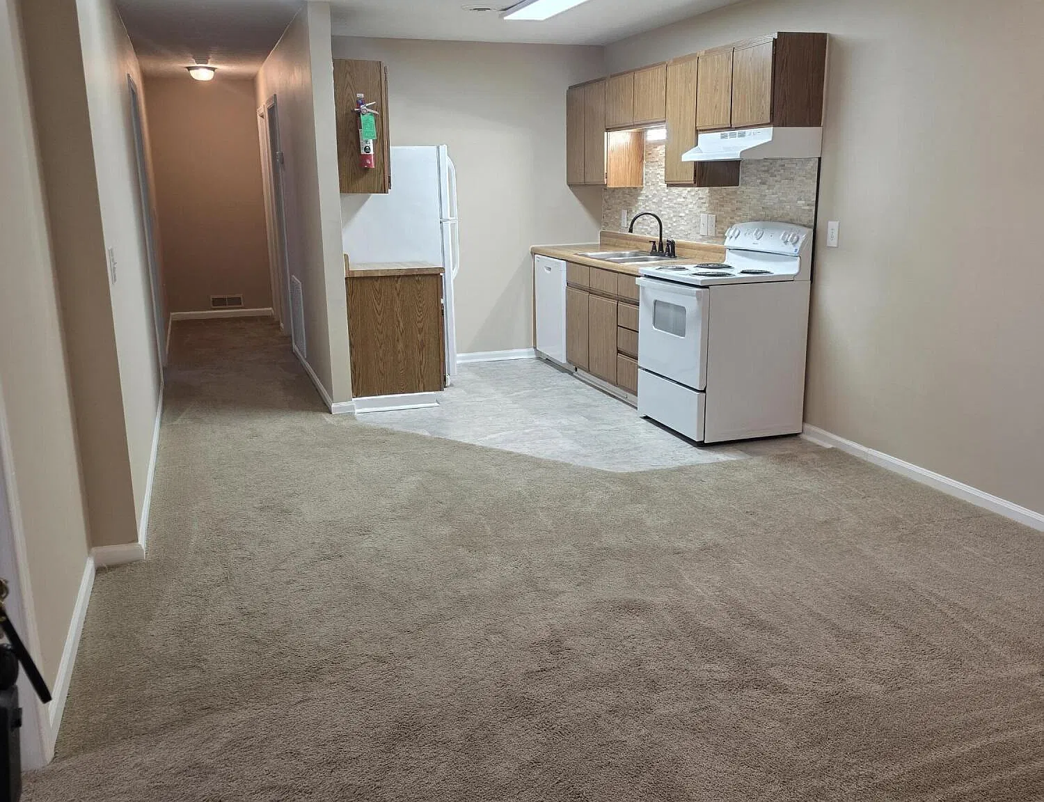 2 bed, 1.0 bath, 654 sqft, $1,045 — Photo 2