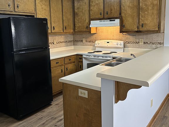 Kitchen - wood cupboards, tile backsplash