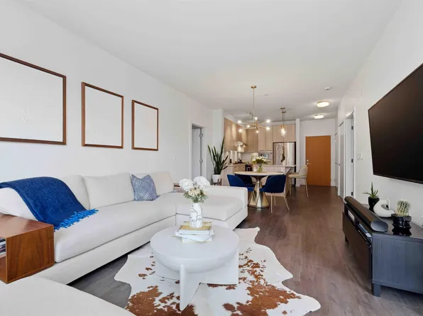123 W 1st St #409, North Vancouver, BC V7M 0E5