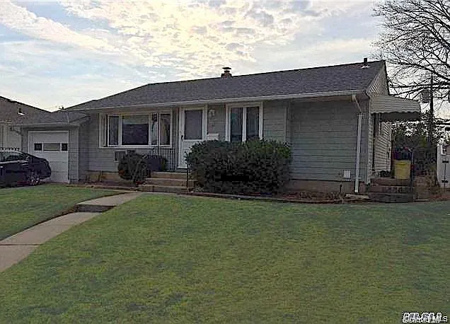 3 bed, 1.0 bath, 962 sqft, $4,100 — Photo 1