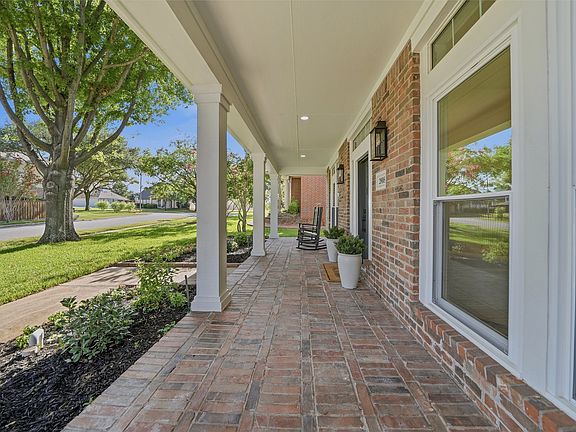 4th image of 2908 Woodhaven Dr