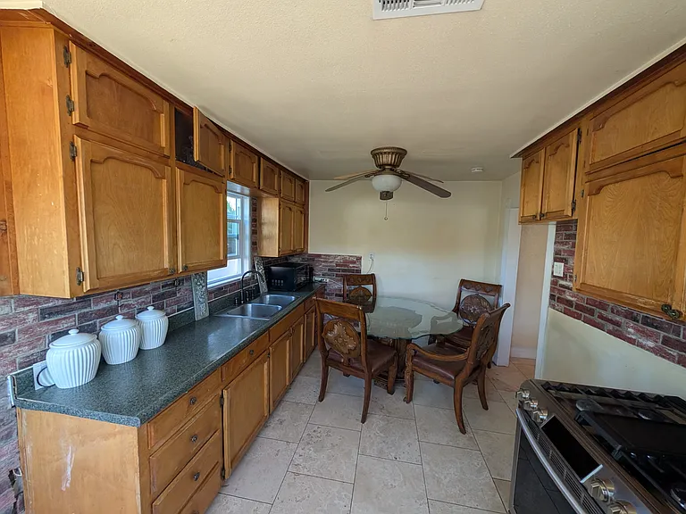 1330 N Arthur Ave — Photo 8