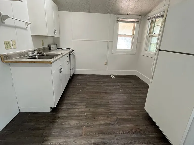 925 W 12th St — Photo 8