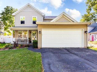 2738 Emmons Ave, Rochester Hills, MI 48307