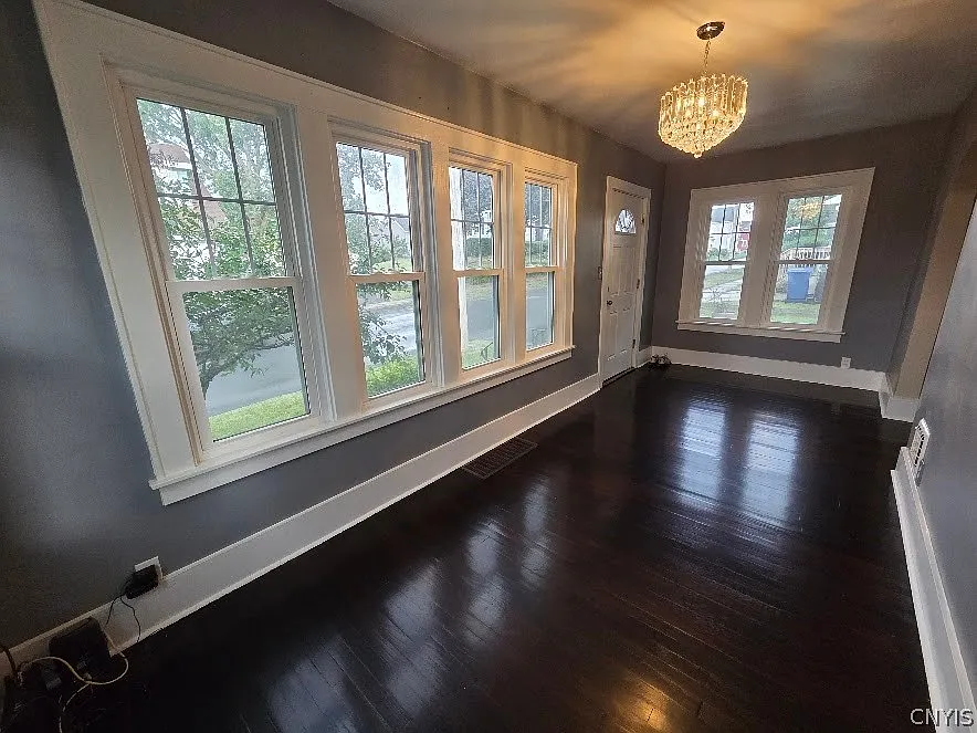 3 bed, 1.0 bath, 1200 sqft, $2,000 — Photo 4