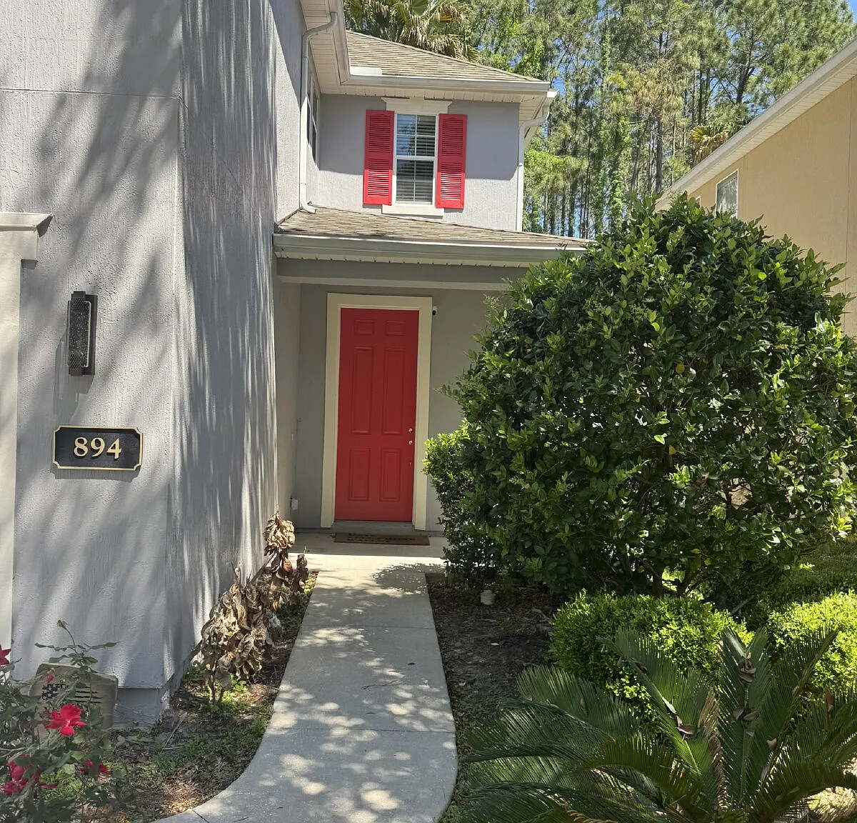 4 bed, 2.5 bath, 2466 sqft, $2,500 — Photo 2