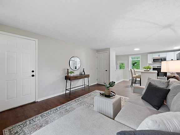 5th image of 3305 Robin Hill Ct E