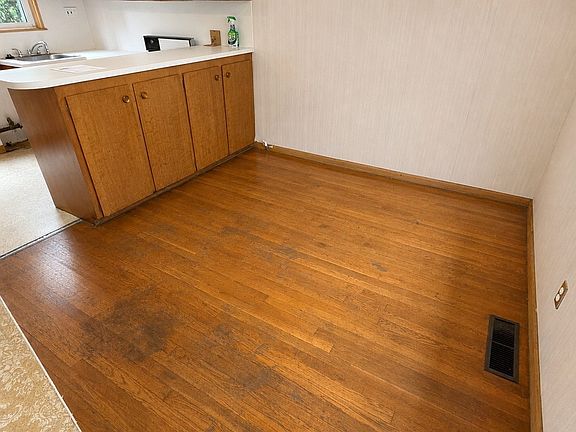 4th image of 445 E 5th St