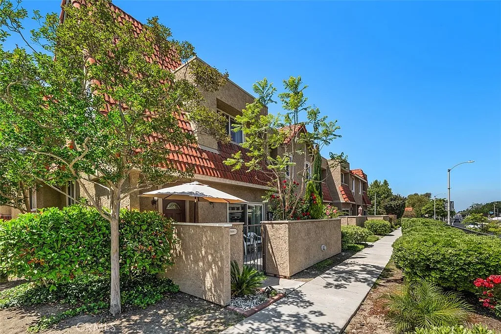 Building Photo - 17906 River Cir #1