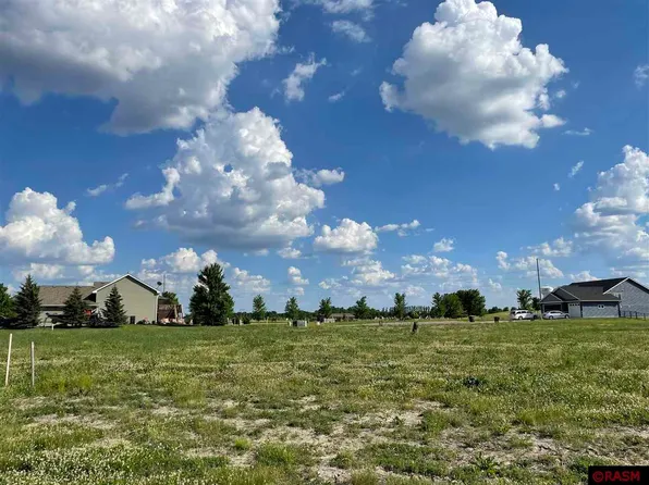 2255 Fairbanks Dr, North Mankato, MN 56003