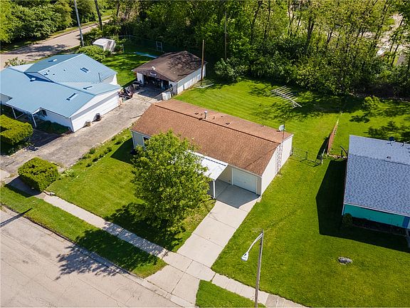 2nd image of 868 Cliffside Dr