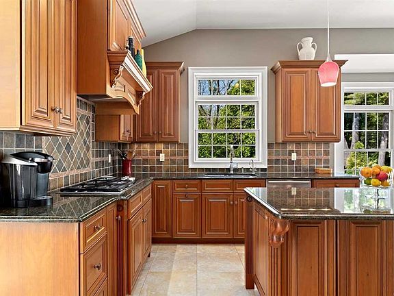5th image of 21 Searington Dr