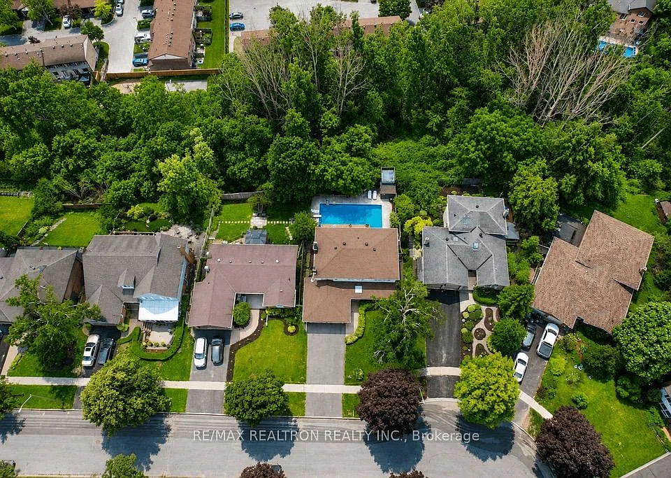 18 Debra Cres