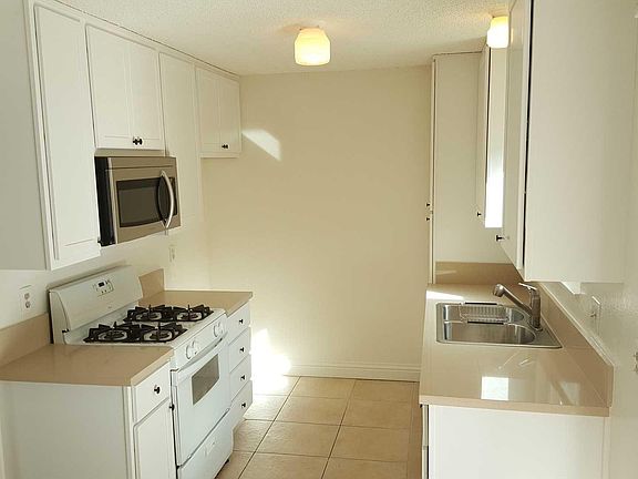 4th image of 261 Ogle St #B