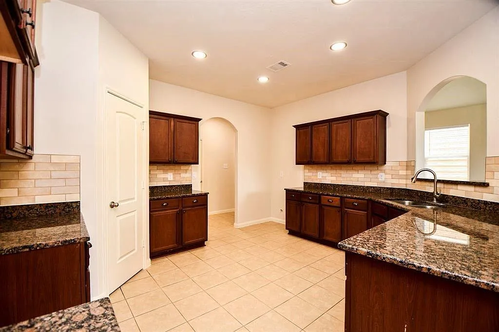 4 bed, 2.5 bath, 2031 sqft, $2,250 — Photo 3