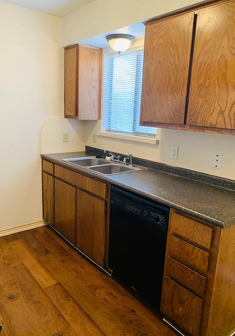 MTHLY - 3125 Tudor — Photo 1