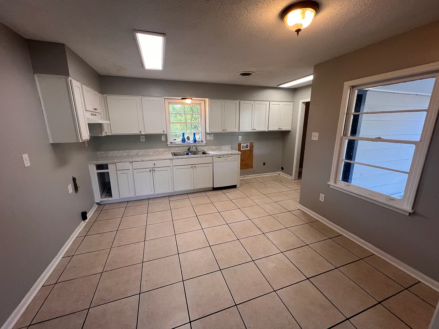 4 bed, 1184 sqft, $1,600 — Photo 2