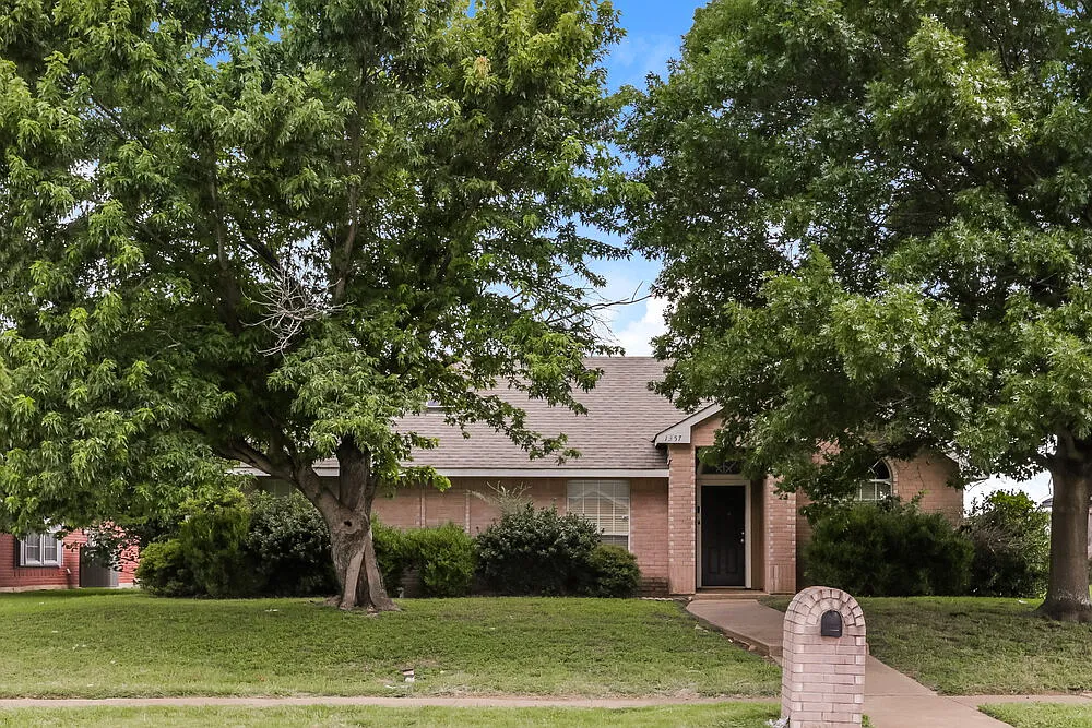3 bed, 2.0 bath, 1388 sqft, $1,895 — Photo 1