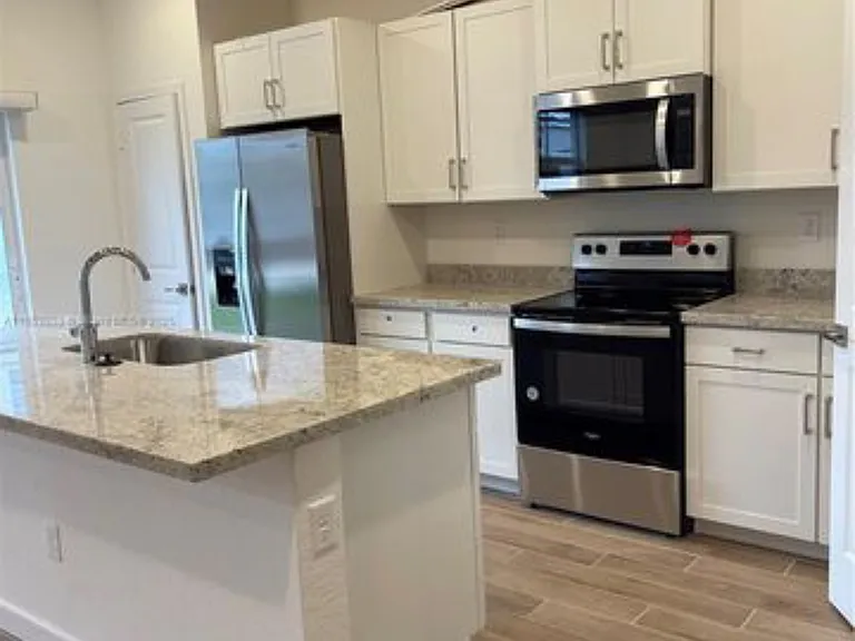 1672 SE 8th Ave #4 — Photo 2
