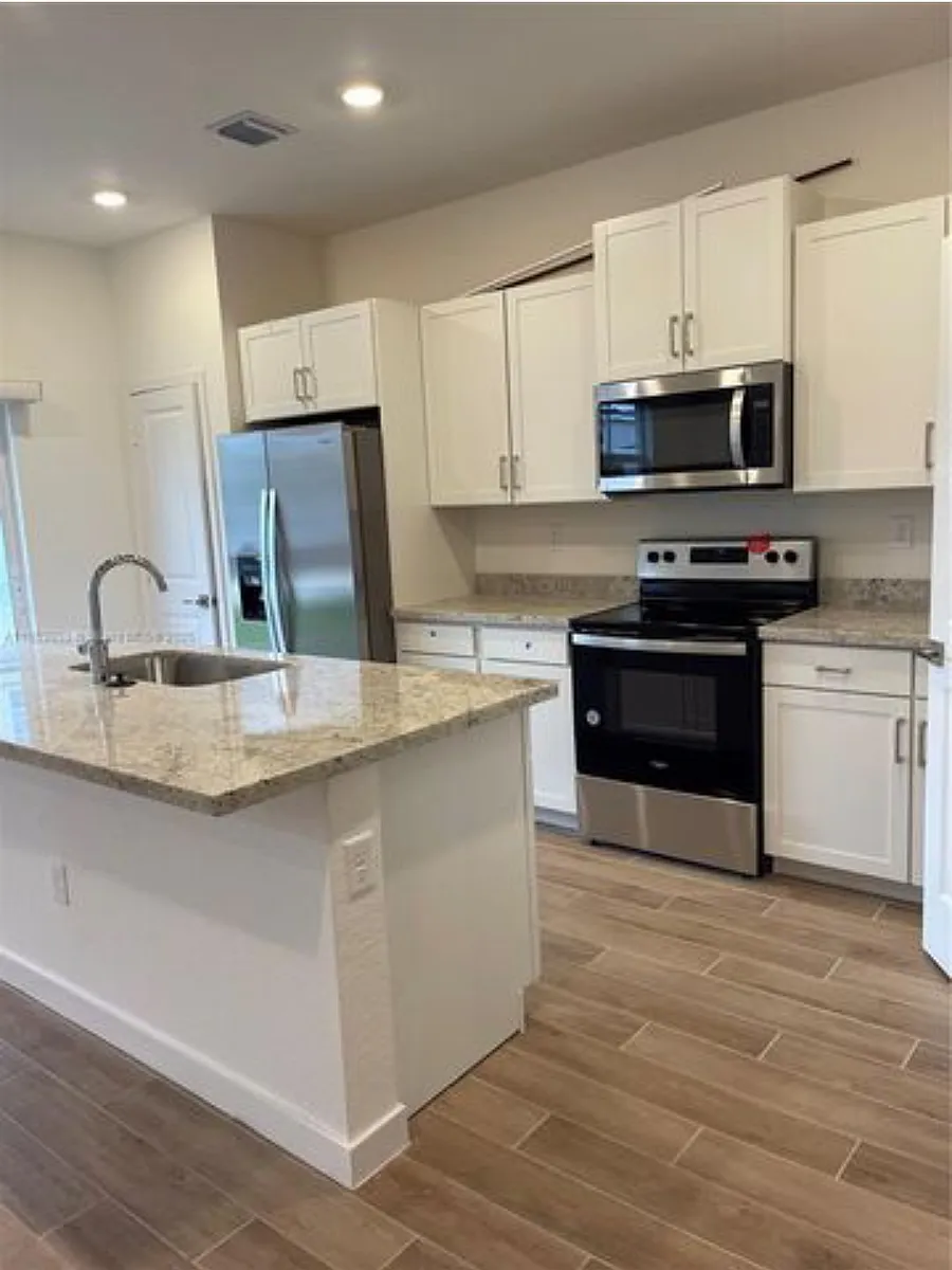 Building Photo - 1672 SE 8th Ave #4