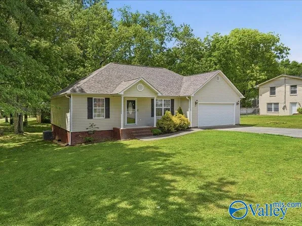 227 11th Pl NW, Arab, AL 35016