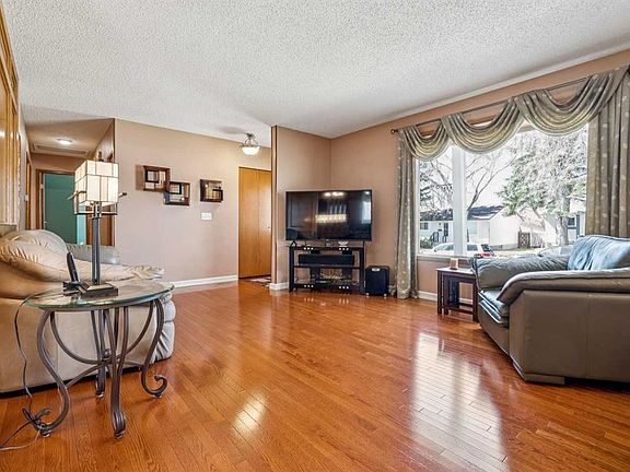 5th image of 320 W Whiteview Rd NE