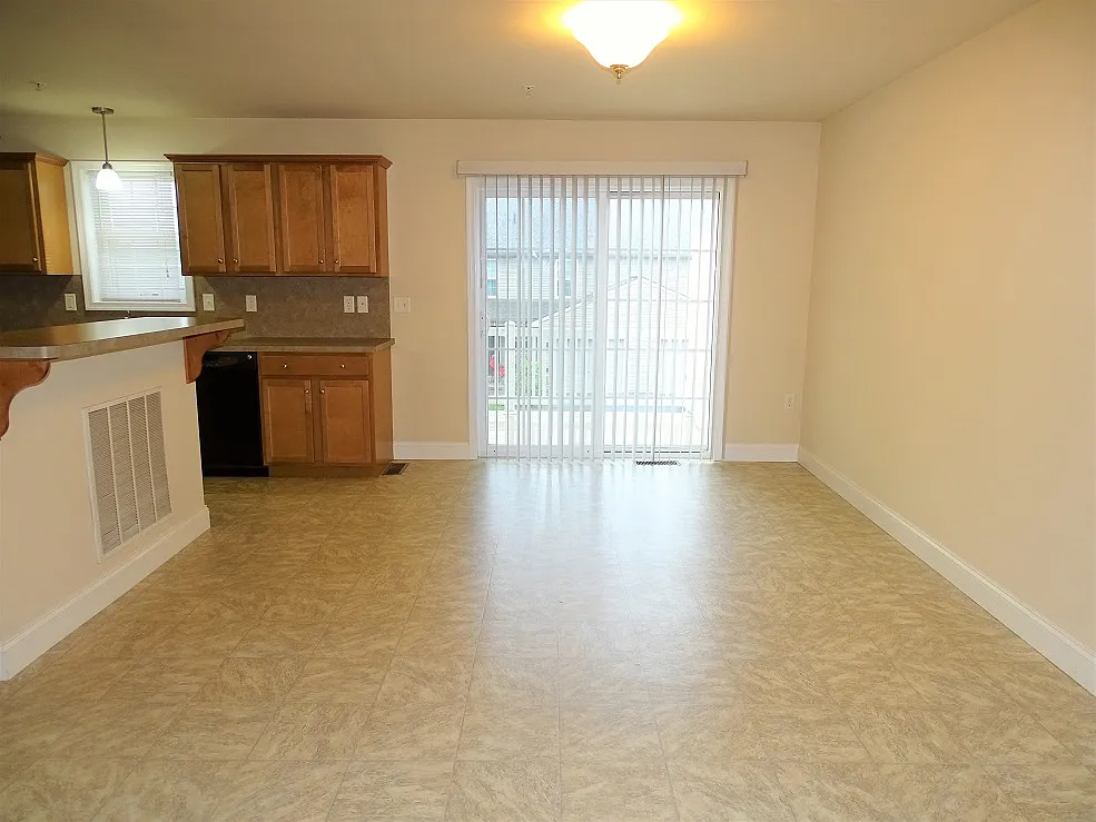 3 bed, 2.5 bath, 1429 sqft, $1,750 — Photo 4