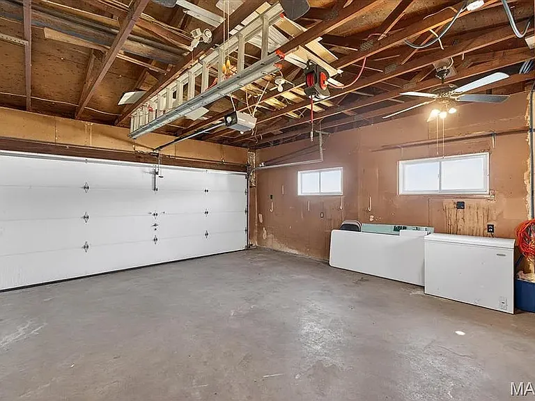 2250 Loveland Dr — Photo 10