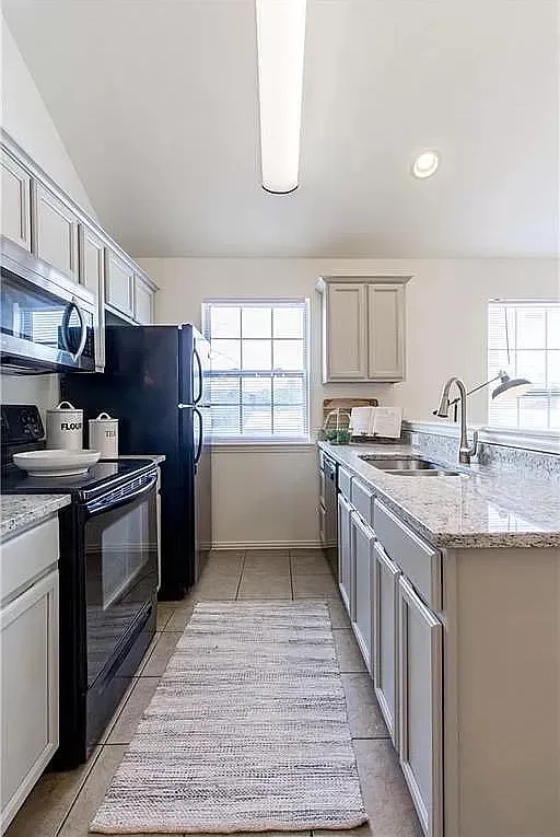 774 W Breeze Cv — Photo 2