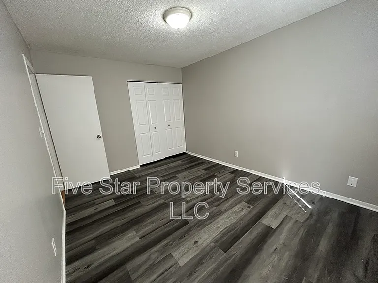 Lake Shore Apartments — Photo 9
