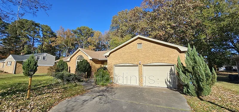 3 bed, 2.5 bath, 2900 sqft, $2,495 — Photo 3