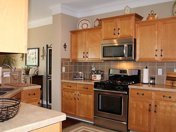 5th image of 121 Fox Glen Dr E